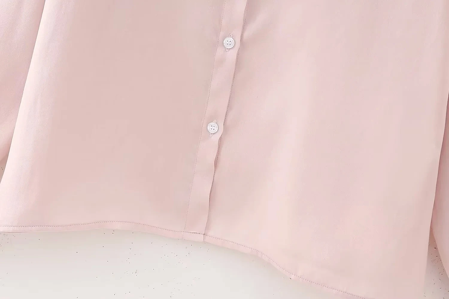 Title 12, Camicia in raso di seta con decorazione a fiocc...