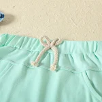 Conjunto de camiseta e shorts com estampa de floresta tropical, estilo esportivo. Conforto e frescor para seus treinos e lazer. — foto 3