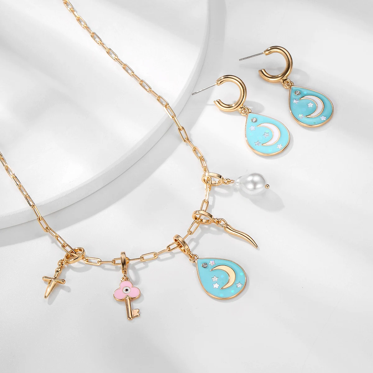 Colar e brincos femininos com pingente de lua, esmalte, estrelas e paetês. Um conjunto charmoso e brilhante para mulheres. — foto 5