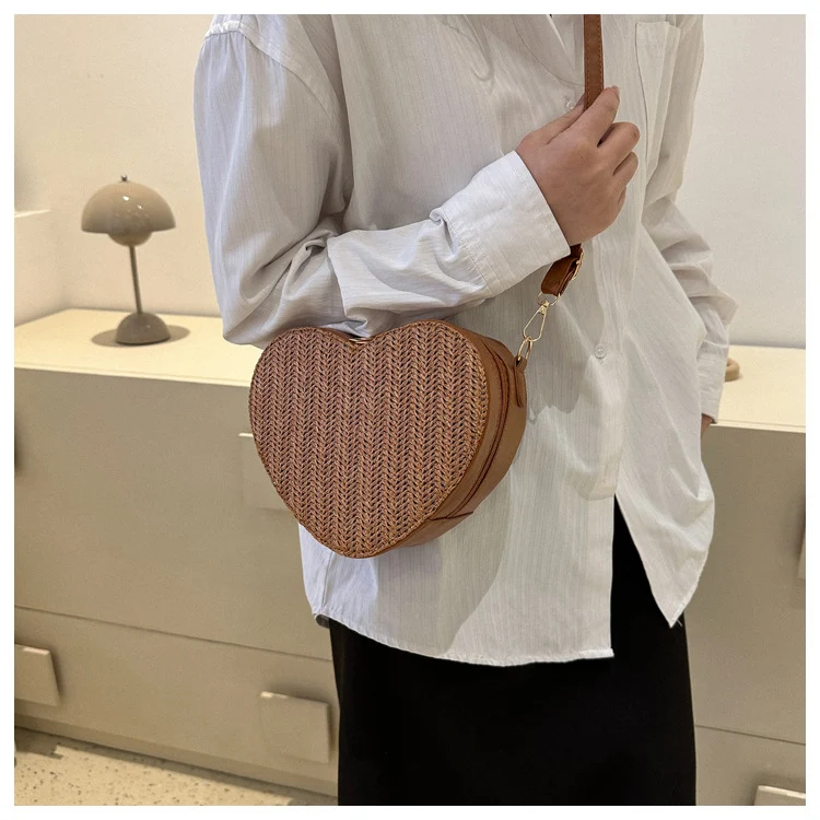 Title 4, Bolsa crossbody mini de palha com formato de co...