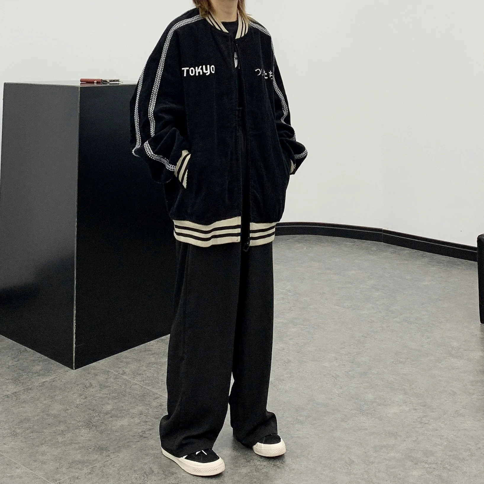 Cardigã uniforme de beisebol estilo Hong Kong para casais, bordado solto preto, perfeito para um visual casual e estiloso. — foto 3