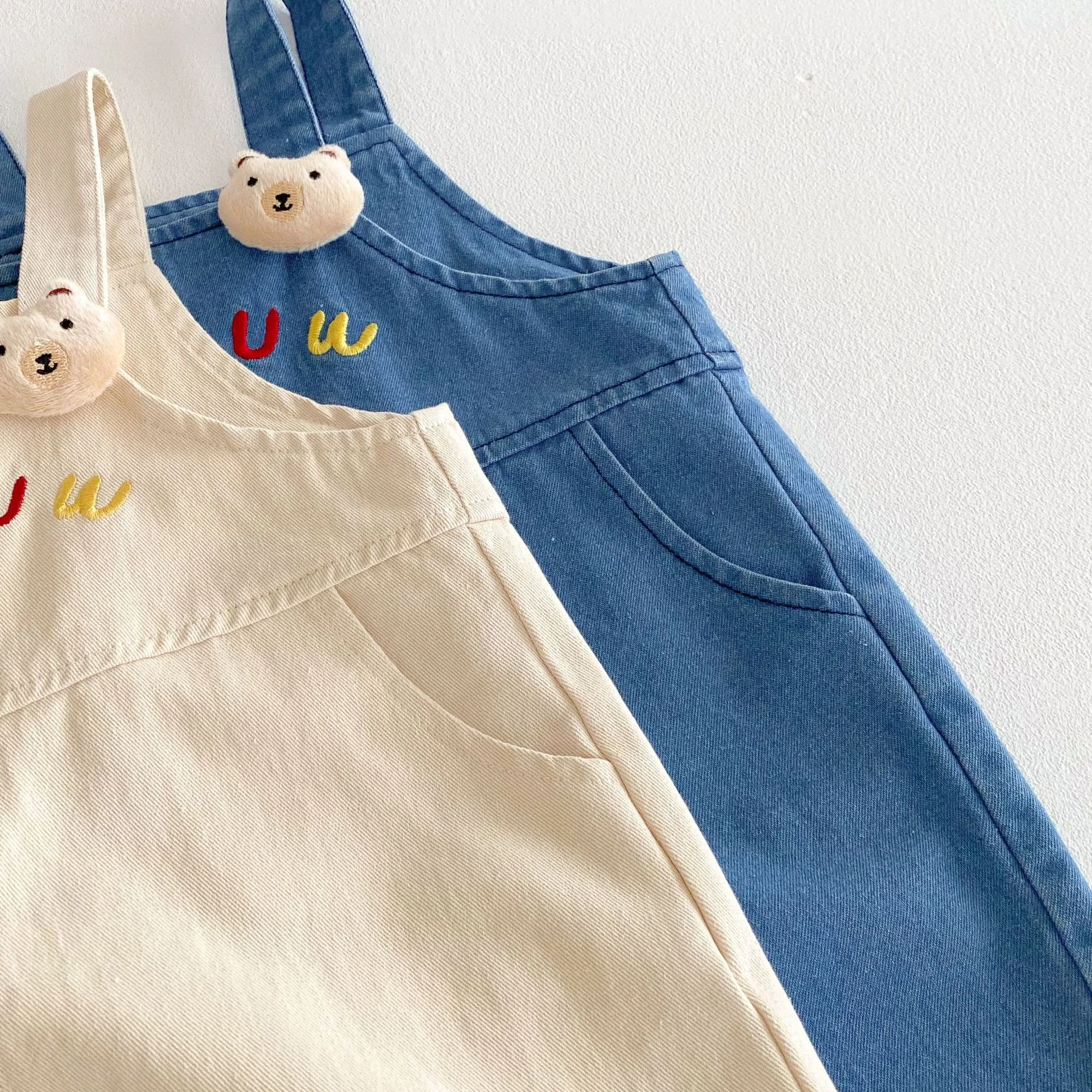 Macacão Jeans Infantil Feminino Moda para meninas que adoram se divertir. Conforto e estilo para brincar, resistentes e versáteis, ideal para o dia a dia. — foto 7