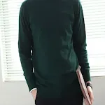 Suéter de caxemira gola redonda masculino, ideal para conforto e elegância. Perfeito para o uso diário, oferecendo maciez e um toque sofisticado. — foto 2
