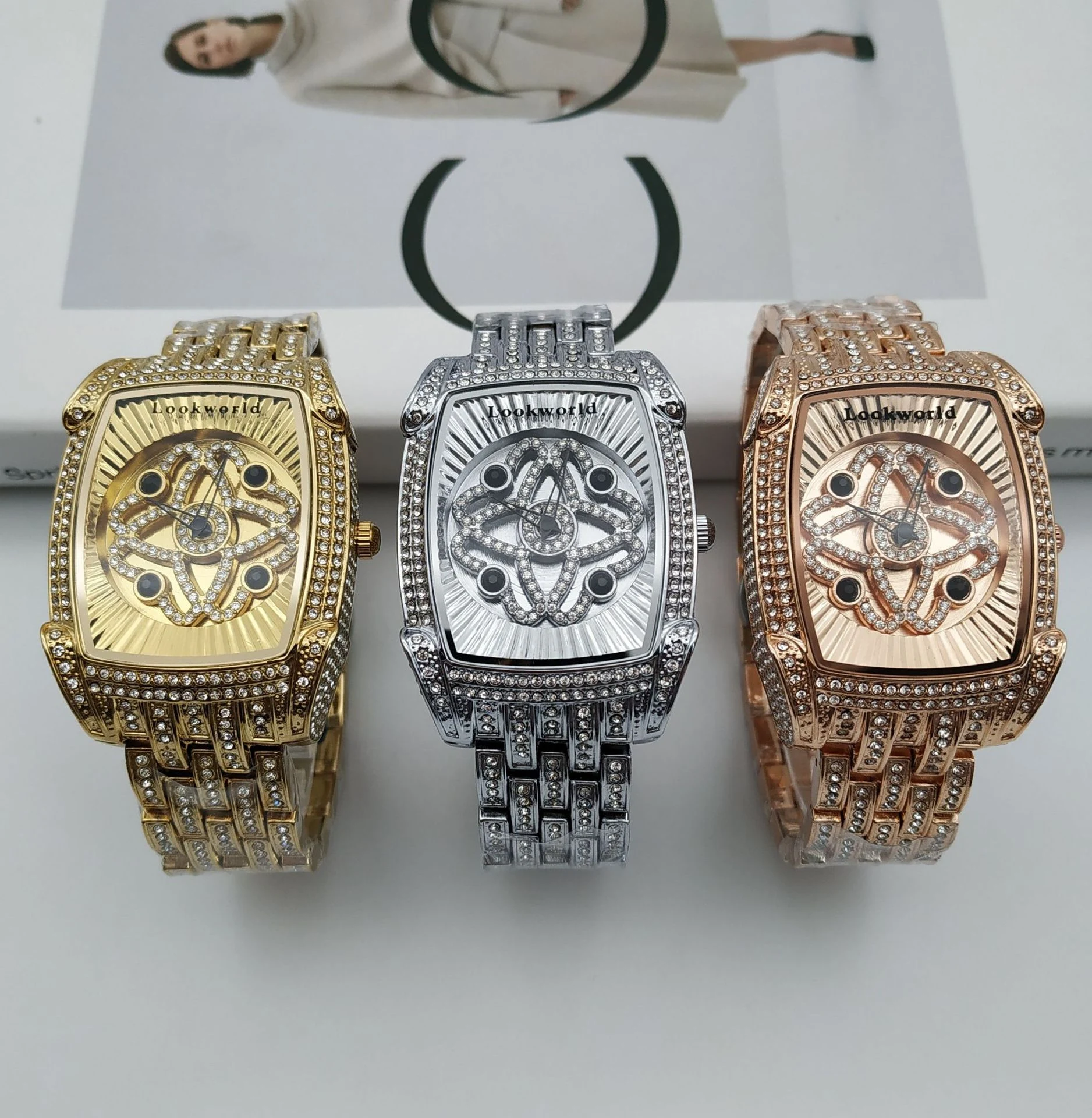 Relógio de quartzo com pulseira de diamantes para mulheres. Sofisticação e brilho no seu pulso. Combine elegância e precisão em cada detalhe. — foto 10