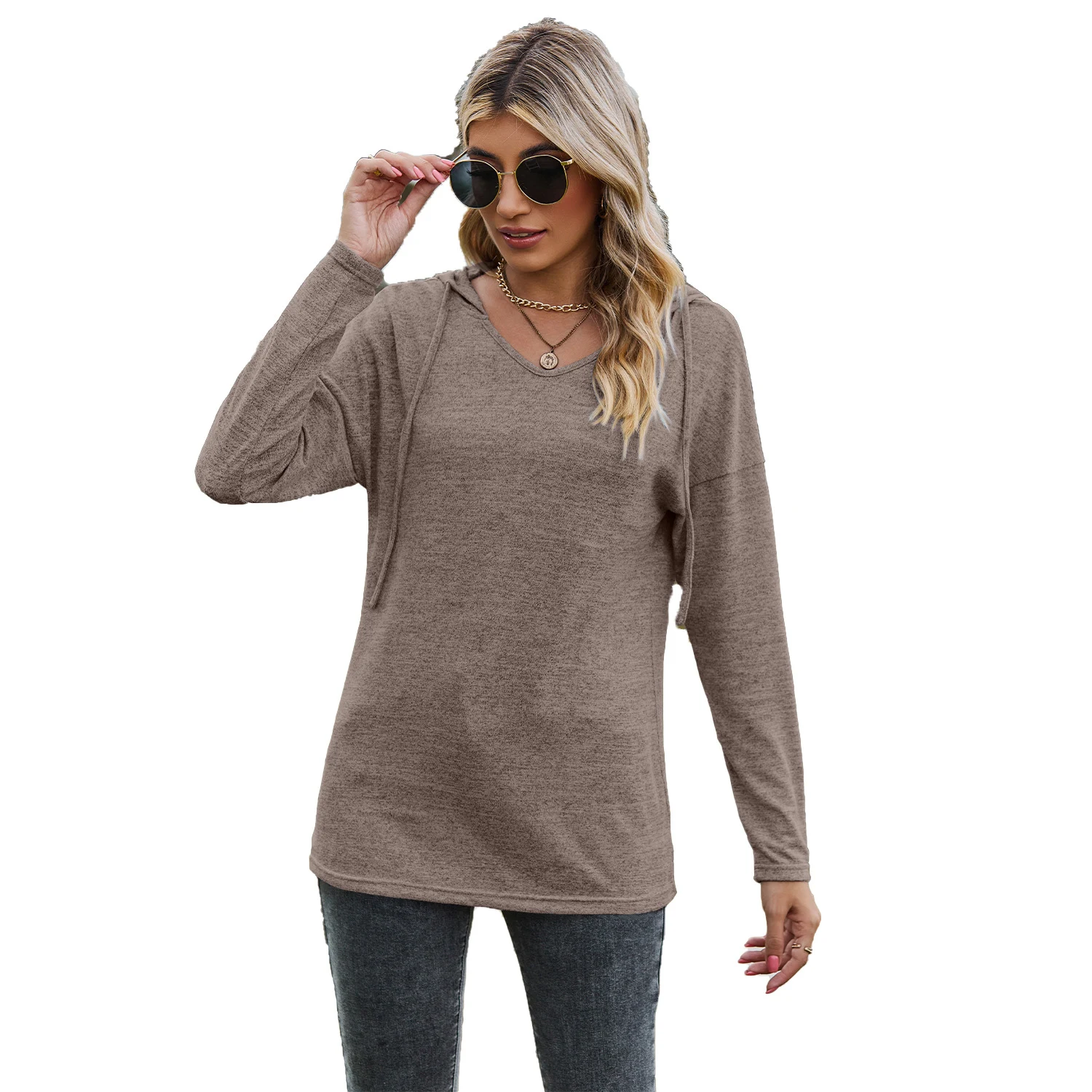T-shirt basic casual con cappuccio e scollo a V a maniche lunghe, tinta unita, versatile e confortevole, perfetto come sottogiacca per ogni giorno — foto 26