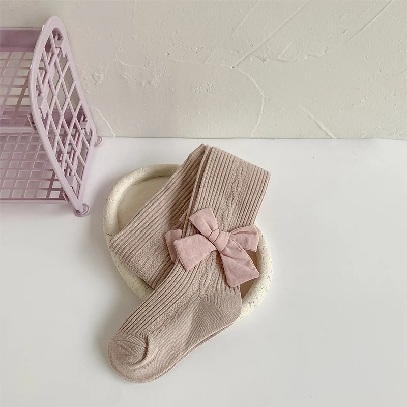 Effen gekleurde panty's met strik voor meisjes. Ideaal voor een stijlvolle en comfortabele look. Verkrijgbaar in verschillende kleuren. — foto 3