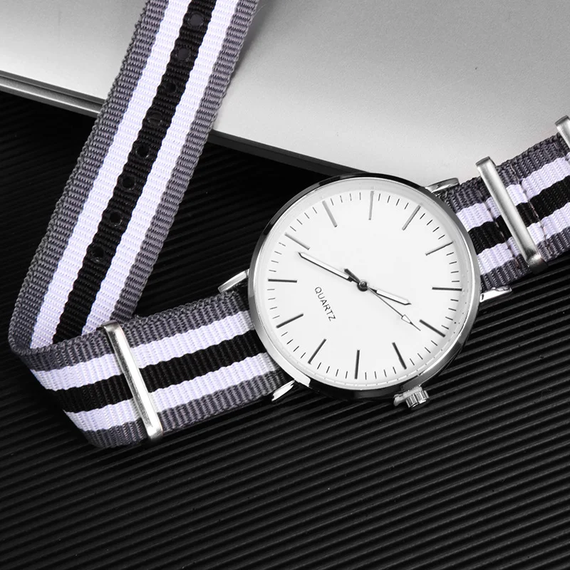 Reloj sencillo con correa de lona. Comodidad y estilo casual en cada momento. Perfecto para uso diario y actividades al aire libre. — foto 2