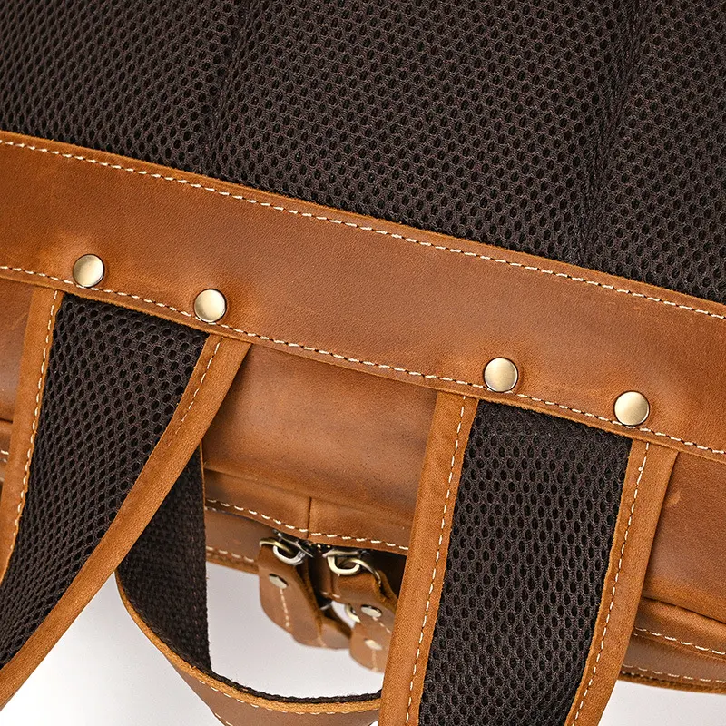 Mochila de couro vintage masculina em couro de vaca. Design clássico e resistente, ideal para uso diário, trabalho e viagens. — foto 17