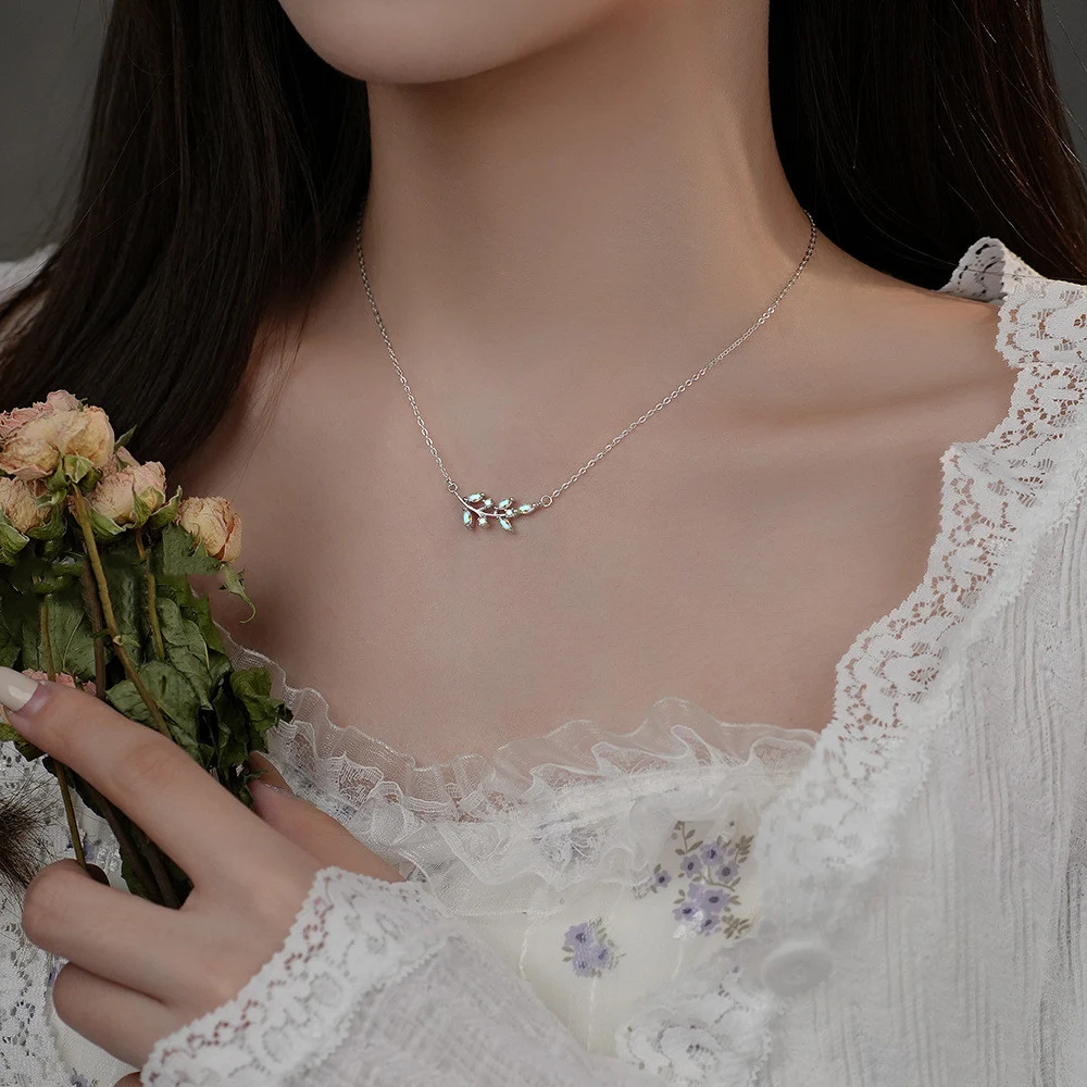 Colar de ramo de prata esterlina com zircônias coloridas, um toque vibrante e elegante para qualquer look, perfeito para presentear. — foto 7