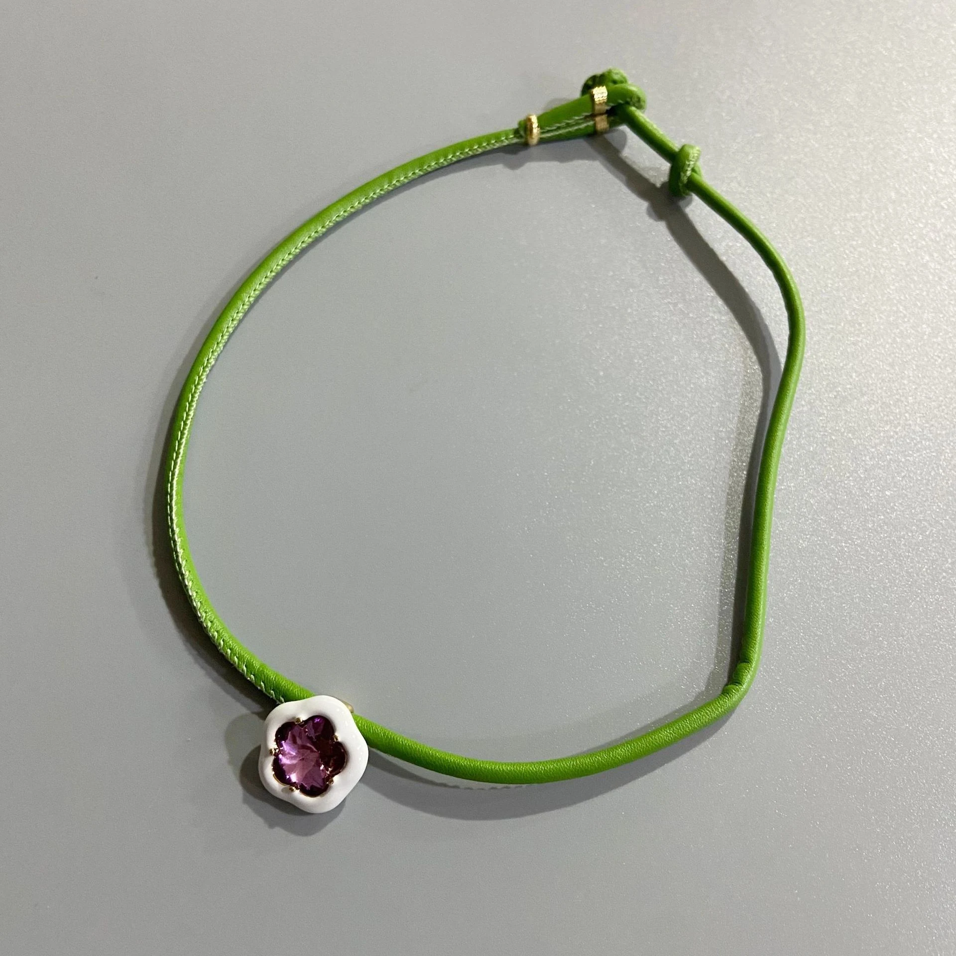 Colar feminino de couro com design geométrico de diamante, estiloso, simples e com personalidade. Adicione um toque único ao seu look. — foto 5
