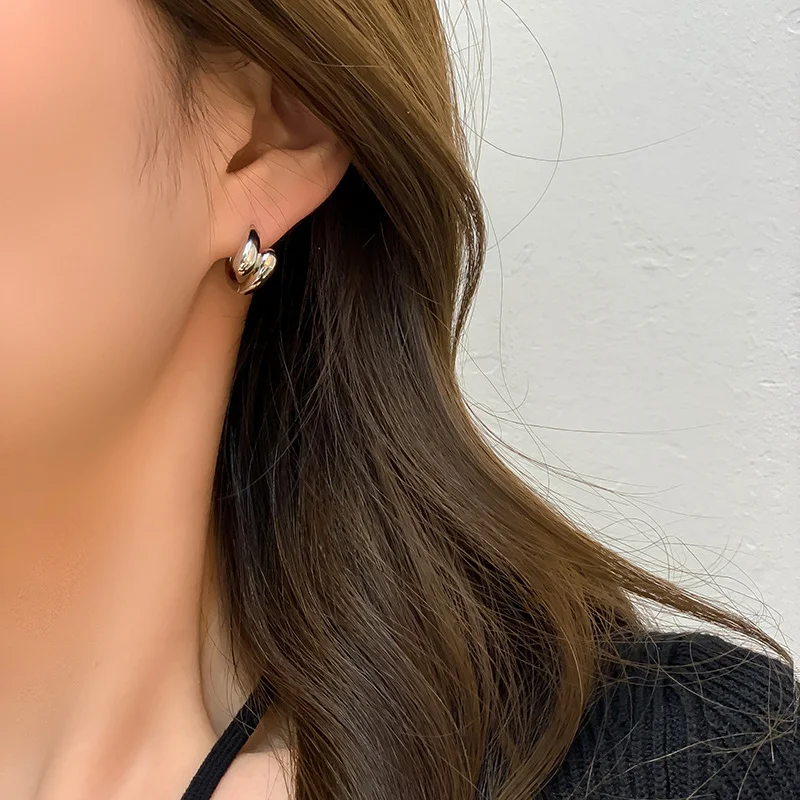 Conjunto de pulseira e brincos com design de gota d'água simples e elegante. Joia de nicho para um visual sofisticado e moderno. — foto 5