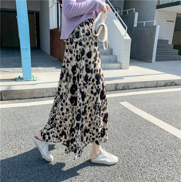 Saia de cintura alta com estampa de leopardo e comprimento médio, afina a silhueta e proporciona um visual moderno e sofisticado. — foto 3