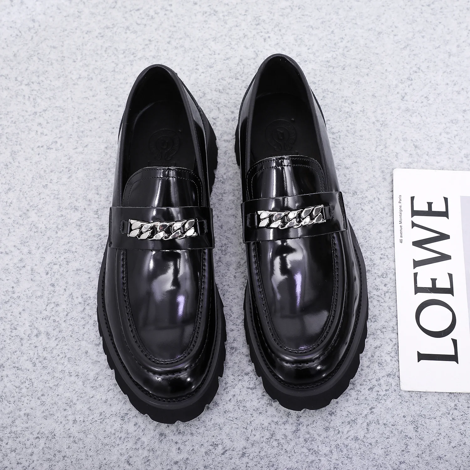 Scarpe casual da uomo in pelle verniciata con plateau lucido, perfette per affari e tempo libero, eleganti e comode per un look impeccabile. — foto 1