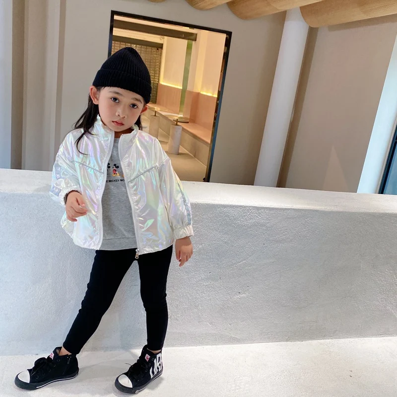 Jaqueta brilhante infantil ideal para festas e eventos especiais. Mantenha seu filho aquecido com estilo e brilho, perfeita para um visual moderno e marcante. — foto 7