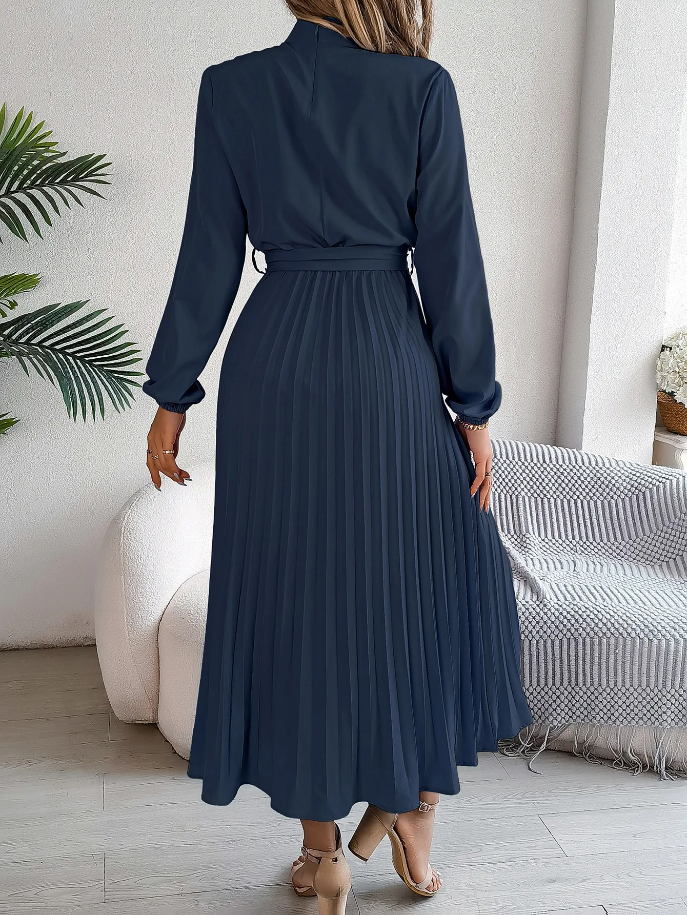 Title 10, Vestido plisado ceñido de manga larga con cuell...