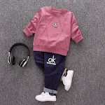 Kinder Herbstanzug Bequemer zweiteiliger Anzug für kühlere Tage. Hält Kinder warm und ermöglicht aktives Spielen im Freien. Ideal für den Herbst. — foto 1