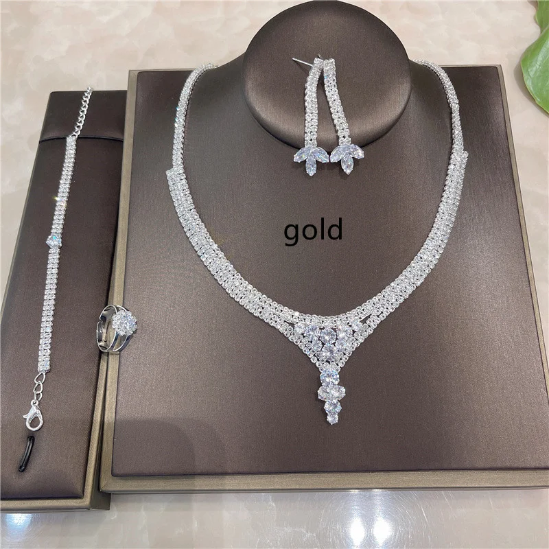 Luxe sieradenset met strass, oorbellen, ketting, ring en armband. Vierdelige ketting voor een elegante en glamoureuze uitstraling. Perfect cadeau. — foto 1