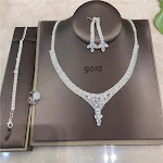 Luxe sieradenset met strass, oorbellen, ketting, ring en armband. Vierdelige ketting voor een elegante en glamoureuze uitstraling. Perfect cadeau. — foto 1