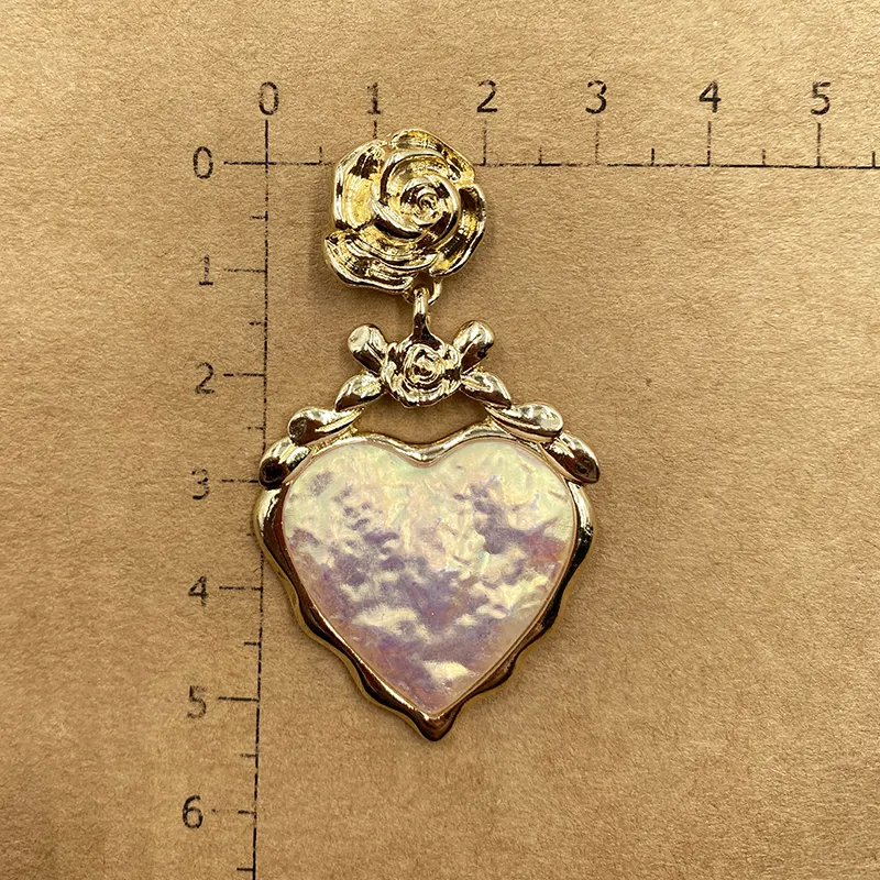 Pendientes exagerados con colgante French Vintage Love, un accesorio de moda romántico que realza tu estilo diario. — foto 5