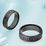 Anel para casais em aço inoxidável simples e moderno com ébano. Uma joia elegante, perfeita para simbolizar o amor. — foto 3