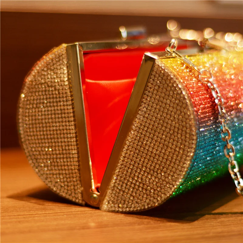 Bolsa de noite com strass arco-íris, ideal para ocasiões especiais. Um acessório deslumbrante e elegante para suas noites glamourosas. — foto 8