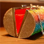 Bolsa de noite com strass arco-íris, ideal para ocasiões especiais. Um acessório deslumbrante e elegante para suas noites glamourosas. — foto 8
