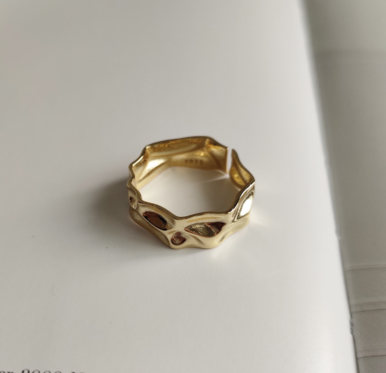 Anel dourado irregular Design exclusivo em ouro. Ideal para mulheres que buscam sofisticação e estilo único. Adicione um toque de elegância. — foto 3