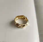 Anel dourado irregular Design exclusivo em ouro. Ideal para mulheres que buscam sofisticação e estilo único. Adicione um toque de elegância. — foto 3