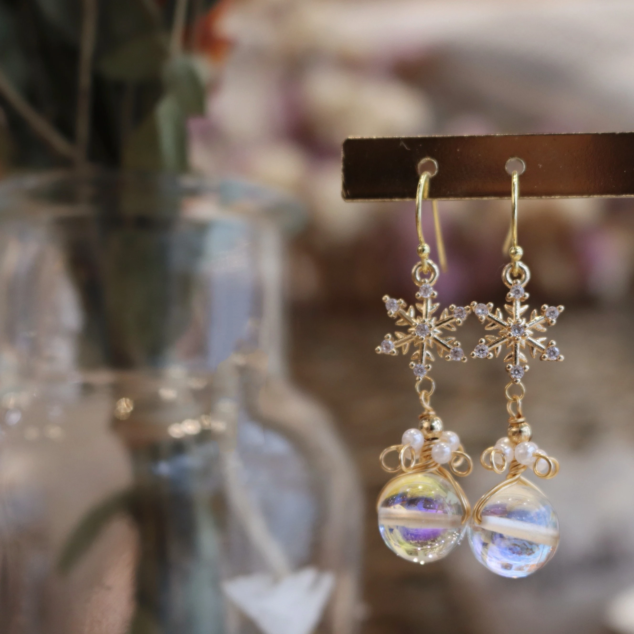 Brincos dourados brilhantes e requintados, perfeitos para adicionar um toque de glamour ao seu visual. Elegância e sofisticação garantidas. — foto 14