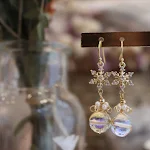 Brincos dourados brilhantes e requintados, perfeitos para adicionar um toque de glamour ao seu visual. Elegância e sofisticação garantidas. — foto 14
