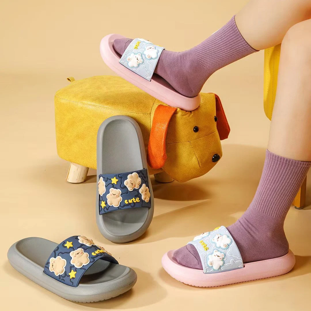 Schattige cartoon unisex anti-slip slippers met dikke zool. Comfortabele, draagbare huisslippers voor dames en heren. Veilig en stijlvol. — foto 9