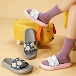 Schattige cartoon unisex anti-slip slippers met dikke zool. Comfortabele, draagbare huisslippers voor dames en heren. Veilig en stijlvol. — foto 9