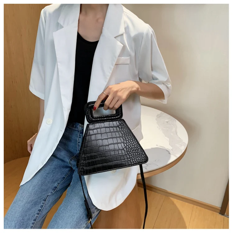 Title 1, Modische, strukturierte One-Shoulder Messenger ...