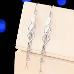 Brincos de moda longos com borlas de rombo, elegantes e charmosos. Perfeitos para um look sofisticado e cheio de movimento, realçando seu estilo. — foto 3