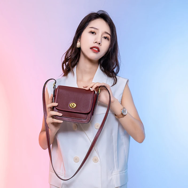 Bolsa feminina de couro estilo mensageiro, pequena e quadrada. Design simples e moderno, perfeita para o dia a dia e looks estilosos. — foto 3