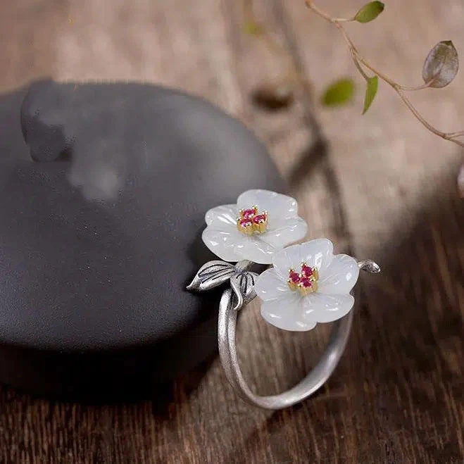 Anel Feminino Flor Antiga Design Vintage Charmoso para Mulheres. Adicione Elegância e Sofisticação ao Seu Visual com Este Anel Exclusivo. — foto 4