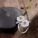 Anel Feminino Flor Antiga Design Vintage Charmoso para Mulheres. Adicione Elegância e Sofisticação ao Seu Visual com Este Anel Exclusivo. — foto 4