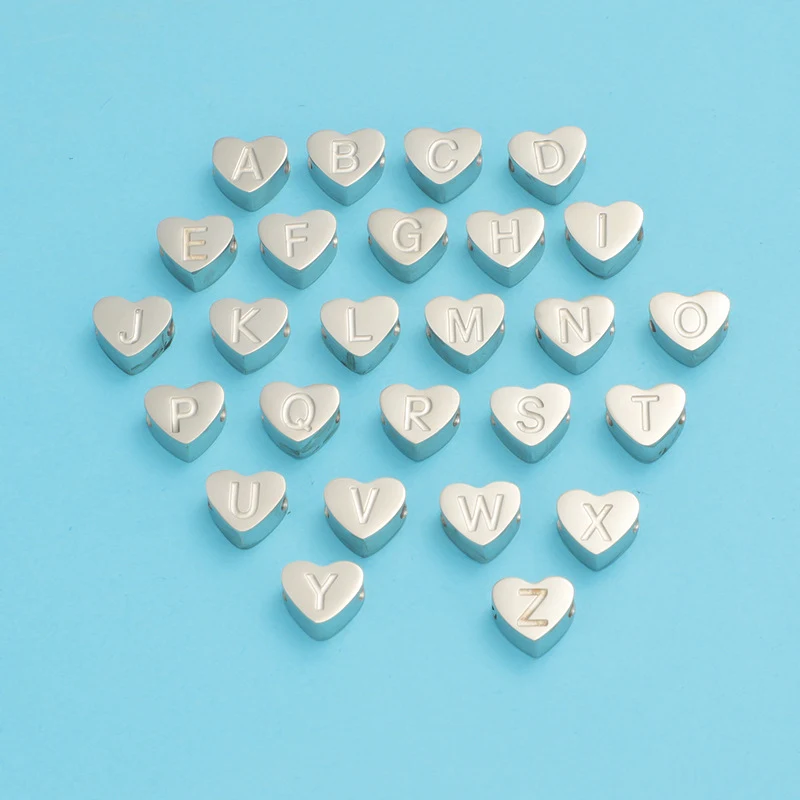 Colar com pingente de letra inglesa em formato de coração. Demonstre seu amor com este colar elegante e delicado, perfeito para presentear alguém especial. — foto 11
