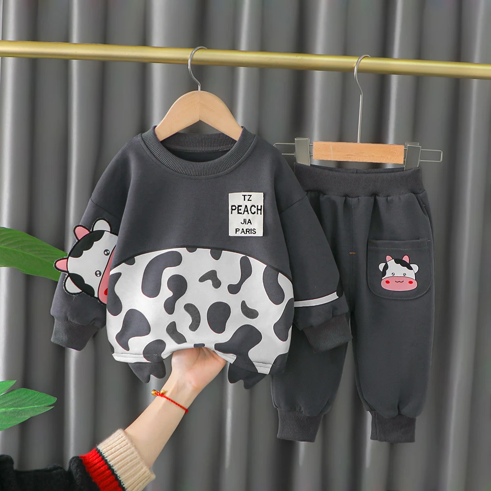 Dečji dvodelni set pantalone i džemper sa crtanim likovima, udoban i idealan za igru, održava mališane toplim i modernim. Savršen za svaki dan. — foto 10