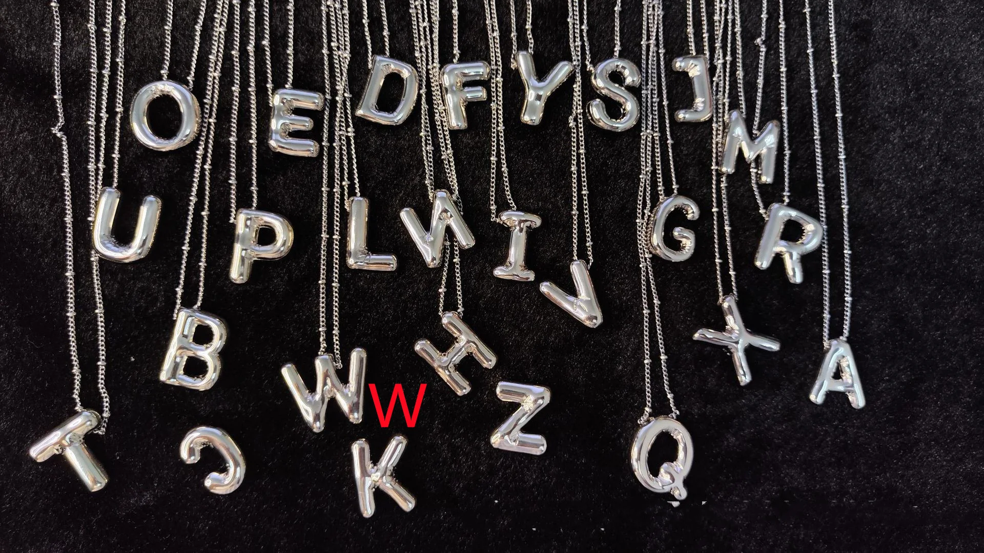 Colar com pingente de letras brilhantes de cobre. Adicione um toque elegante e personalizado. Expresse seu estilo com brilho. — foto 71