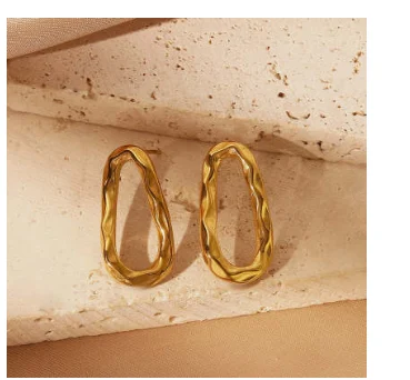 Brincos de aço inoxidável com design de coração vazado, tachas geométricas e estilo retrô. Expresse sua personalidade. — foto 7