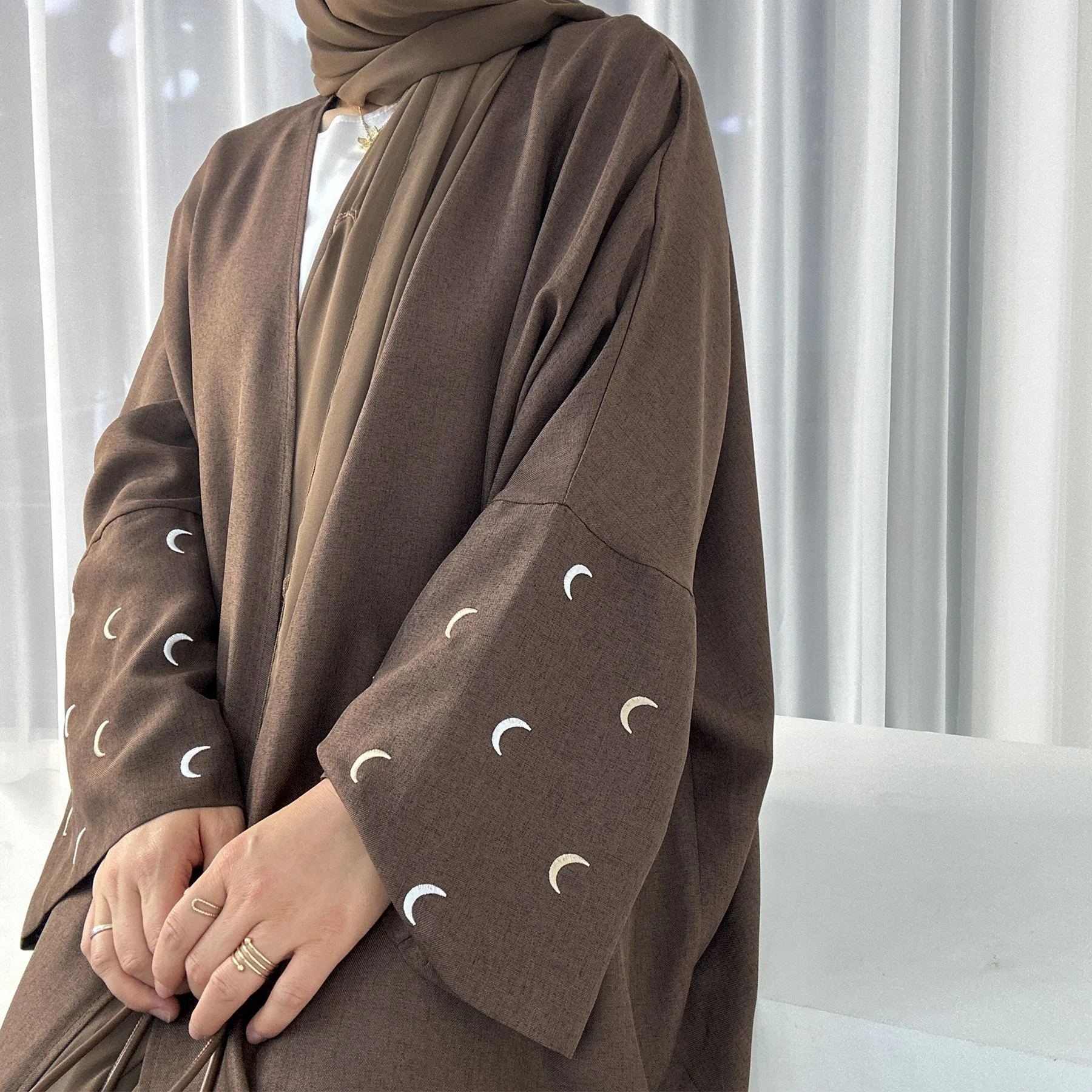 Title 5, Elegante geborduurde cardigan-robe uit Dubai en...