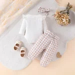 Conjunto confortável de calças e top com laço para bebê. Macio e perfeito para o dia a dia, ideal para o conforto e estilo do seu pequeno. — foto 4