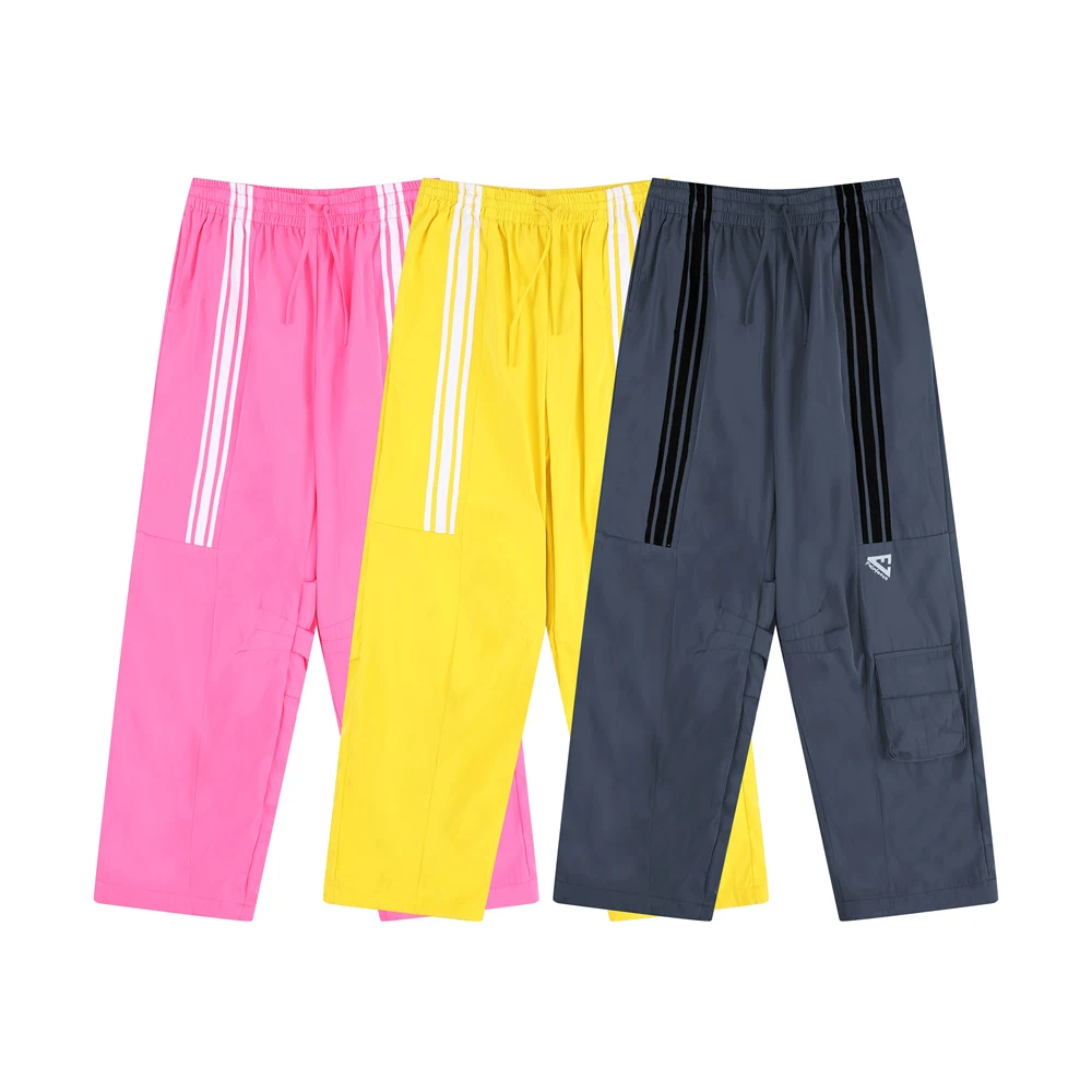 Heren sportbroek met strepen, stiksels en ruches, dun, enkelband en trekkoord. Comfort en stijl voor sport en vrije tijd. — foto 29