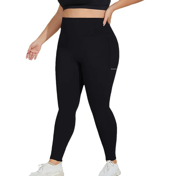 Kadın Büyük Beden Spor Cepli Fitness Taytı. Egzersiz yaparken rahatlık ve şıklık sunan, kullanışlı spor pantolonu. — Fotoğraf 10