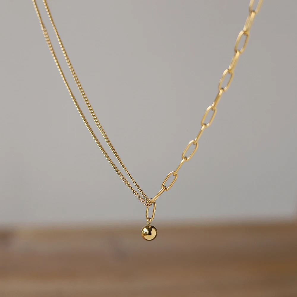 Delicada corrente de clavícula com pequenas bolinhas douradas, proteção de cor ouro 18K. Elegância e durabilidade para você. — foto 1