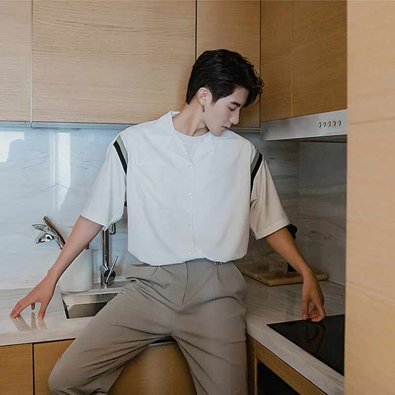 Buz İpeği Kısa Kollu Beyaz Gömlek Erkek Kore Versiyonu. Serin ve Konforlu Yazlık Tişört. Modern ve Şık Görünüm için Mükemmel. — Fotoğraf 2