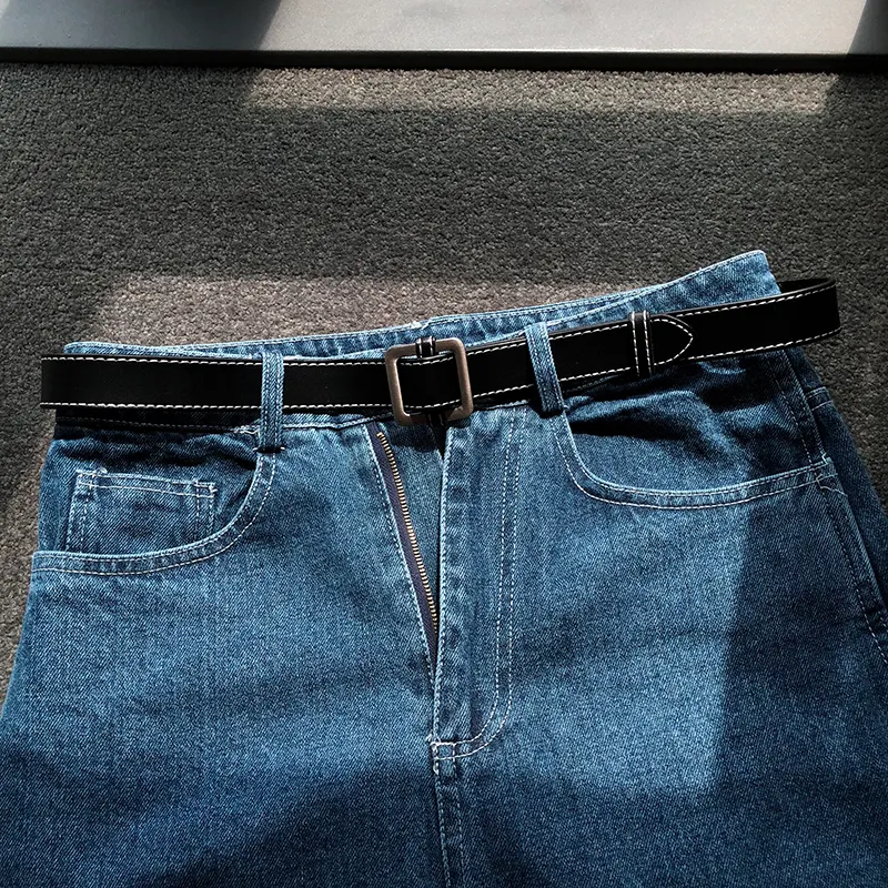 Cinto casual de moda preto simples, ideal para uso diário. Combine com estilo e conforto para completar seu visual. Um acessório versátil. — foto 2