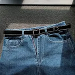 Cinto casual de moda preto simples, ideal para uso diário. Combine com estilo e conforto para completar seu visual. Um acessório versátil. — foto 2