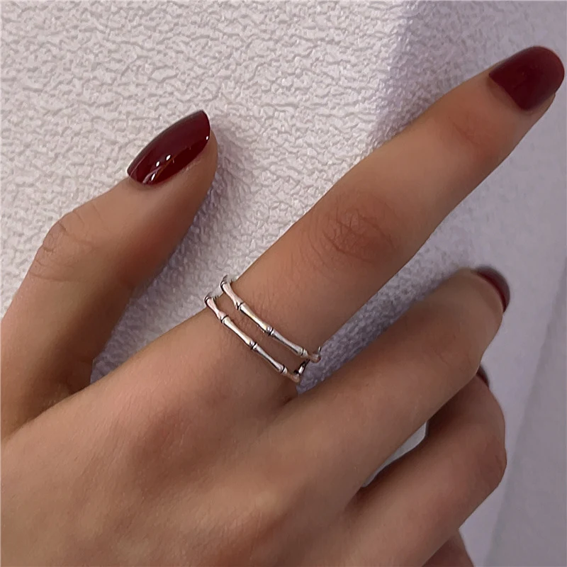 Anel feminino simples vintage, um acessório atemporal. Ideal para complementar seu visual com um toque clássico e sofisticado em qualquer ocasião. — foto 15